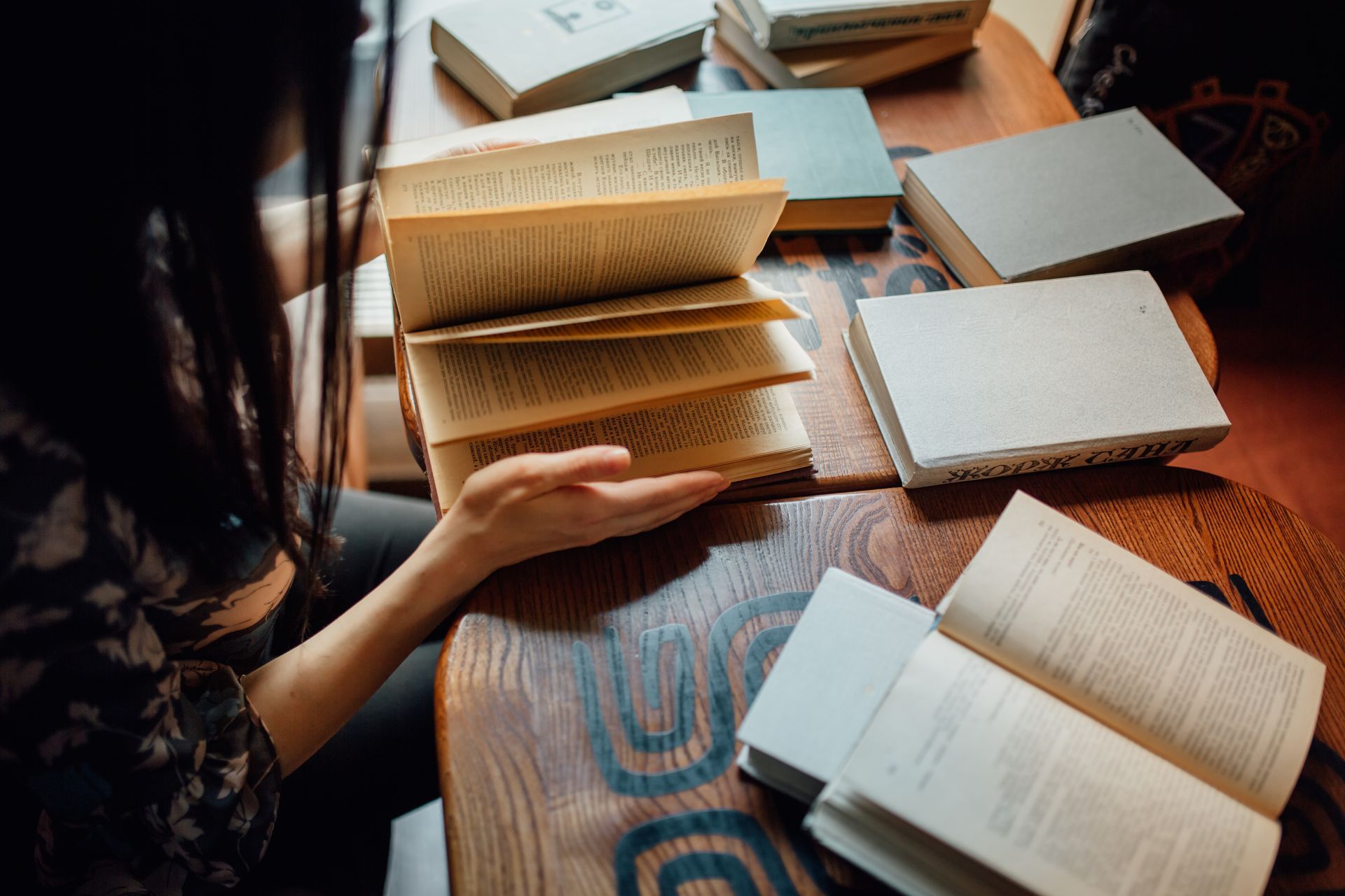 Persona estudiando novelas clásicas que abordan la muerte y la sombra interior, como en Dr. Jekyll y