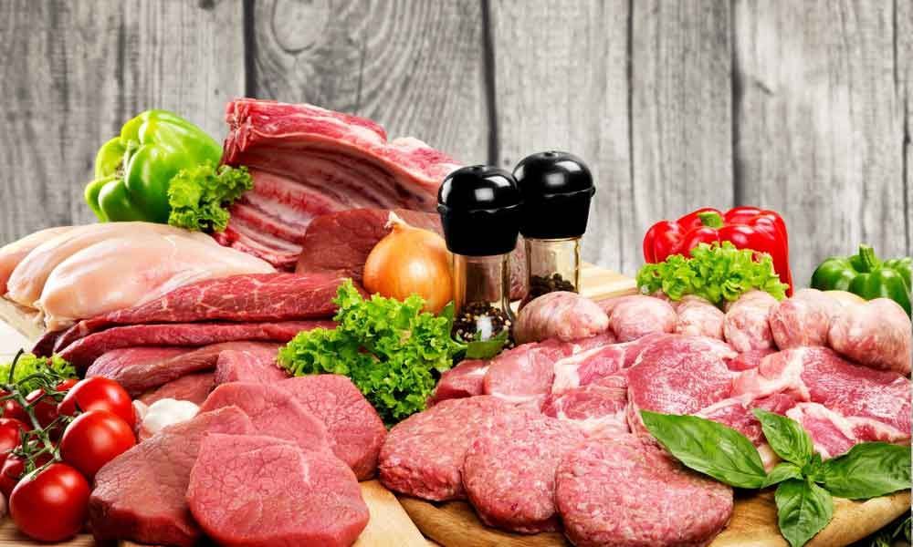 Different+types+of+meat+on+a+wooden+table