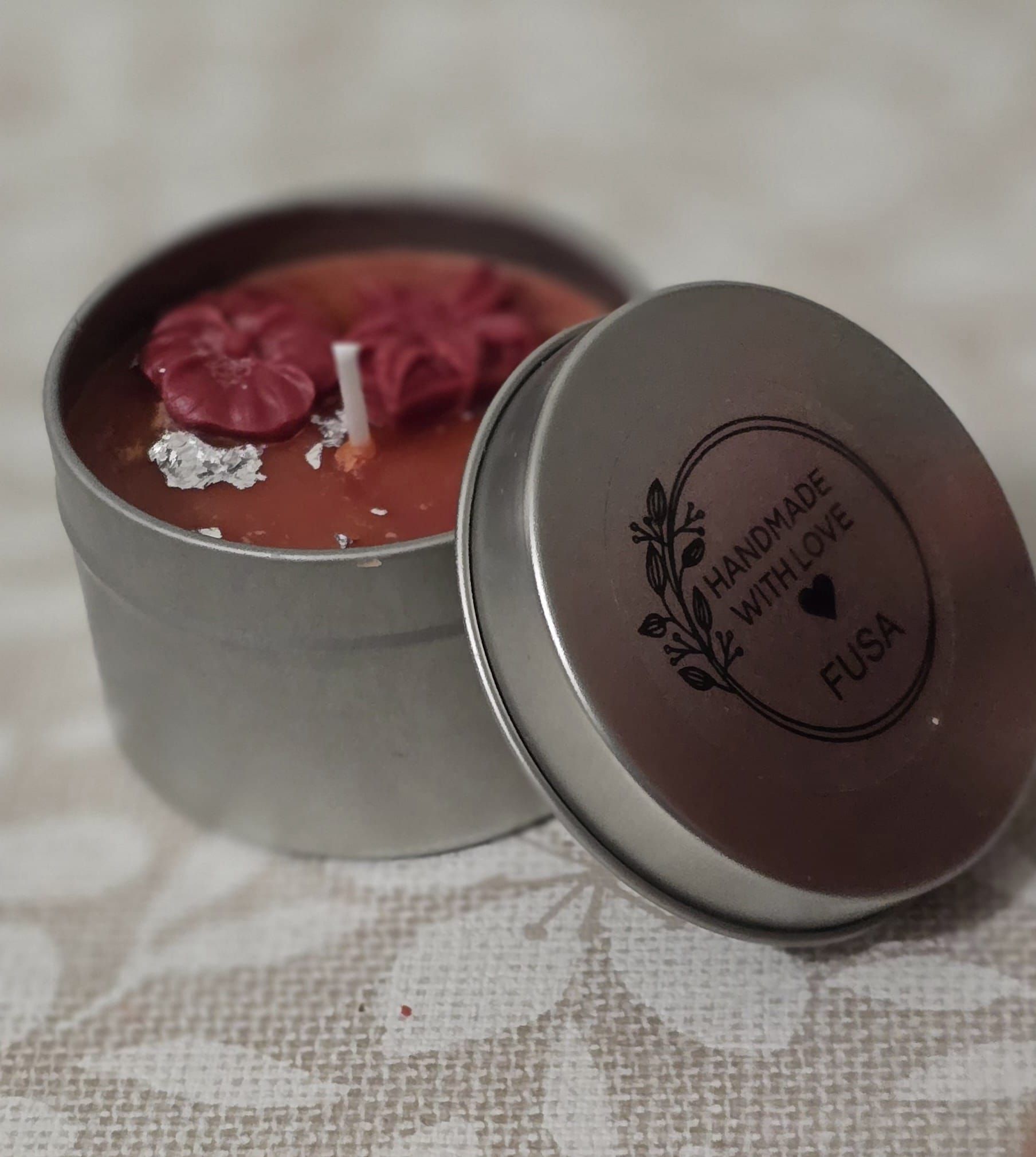 Zarif kutularda el yapımı kokulu mumlar.