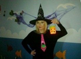 Maestra d'asilo vestita da strega