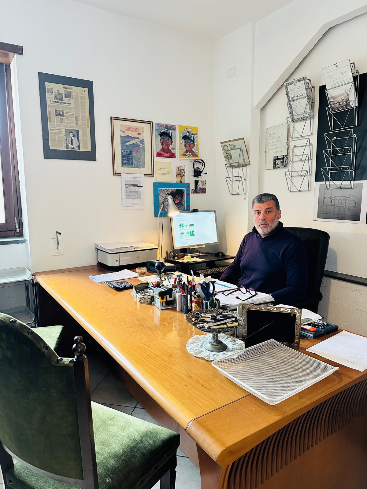 Un uomo è seduto a una scrivania in una stanza