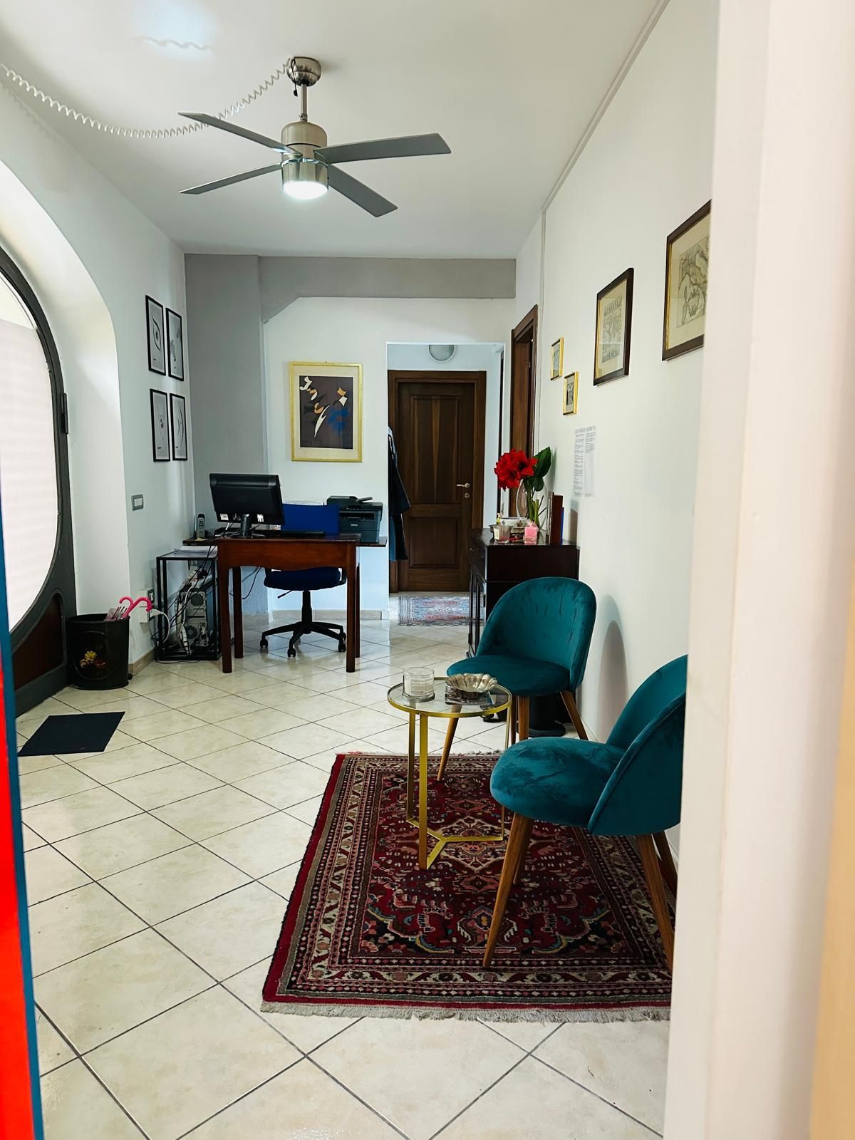 Una stanza con un ventilatore a soffitto e delle sedie