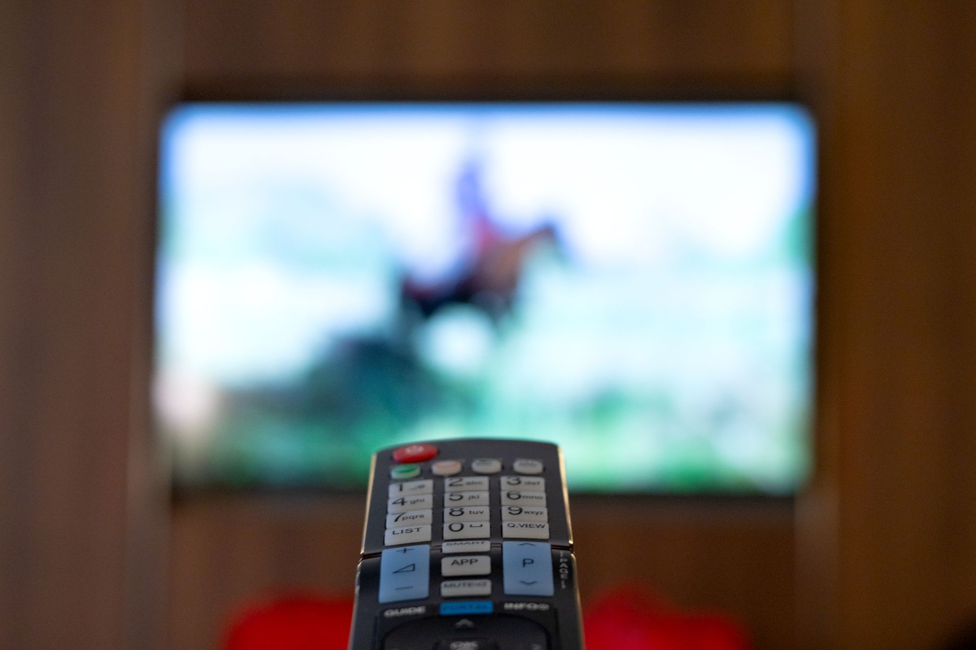 Controle remoto trocando de canal na televisão