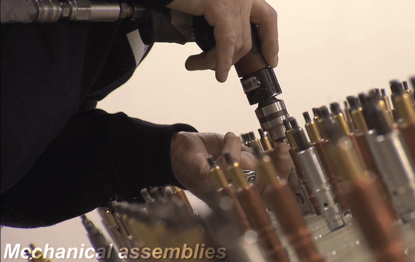 Personne utilisant un outil pour travailler