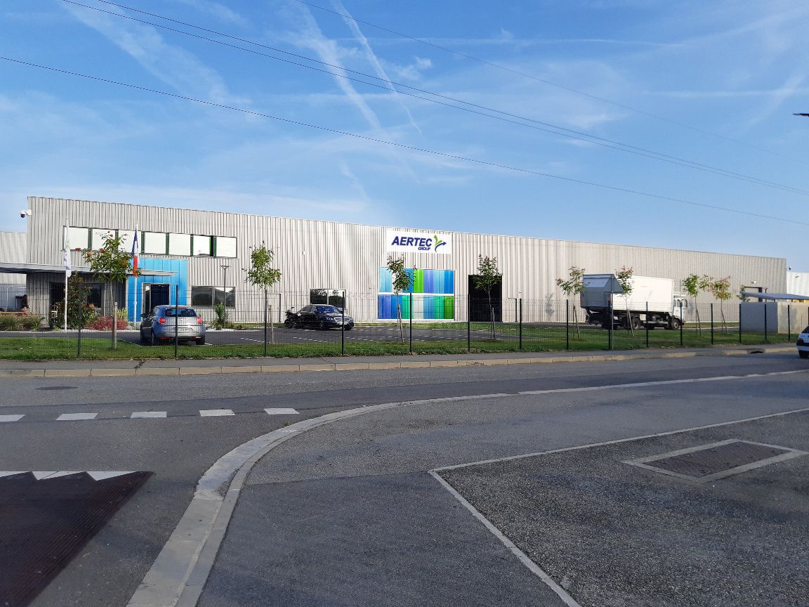 Une personne écrit dans un cahier à côté d'un cordon sur lequel est écrit lixena