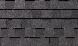 Un gros plan d'un toit recouvert de bardeaux.