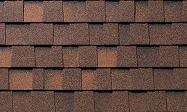 Un gros plan d'un toit recouvert de bardeaux.