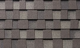 Un gros plan d'un toit recouvert de bardeaux.