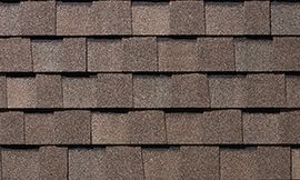 Un gros plan d'un toit recouvert de bardeaux.