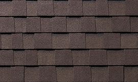 Un gros plan d'un toit en bardeaux bruns.