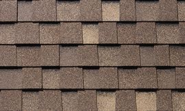 Un gros plan d'un toit recouvert de bardeaux.