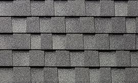 Un gros plan d'un toit recouvert de bardeaux.