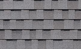 Un gros plan d'un toit recouvert de bardeaux.