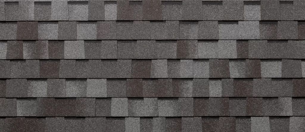 Un gros plan d'un toit recouvert de bardeaux.