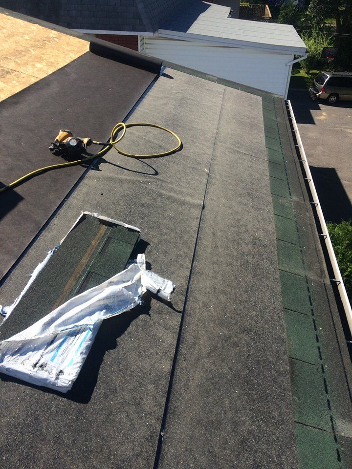 Un toit sur lequel des bardeaux sont installés est en cours de réalisation.