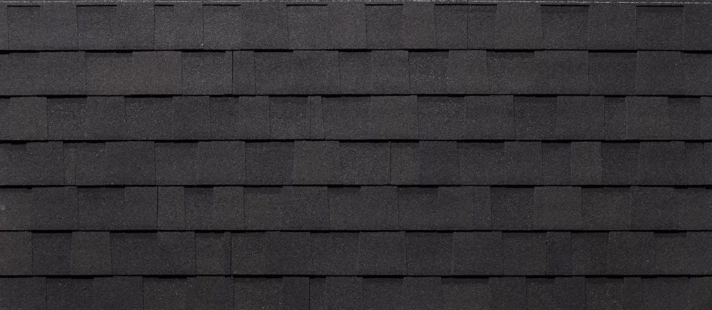 Un gros plan d'un toit recouvert de bardeaux.