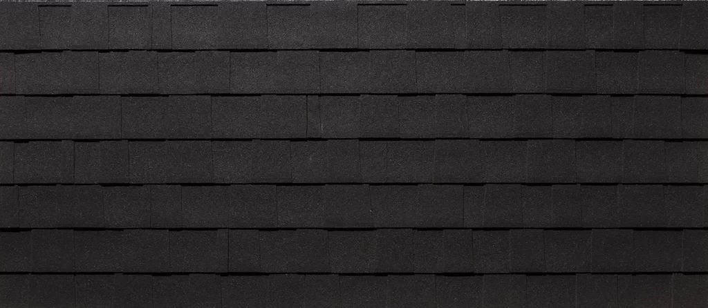 Un gros plan d'un toit recouvert de bardeaux.