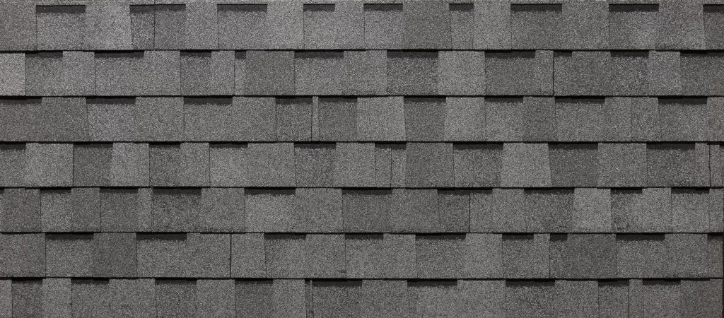 Un gros plan d'un toit recouvert de bardeaux.
