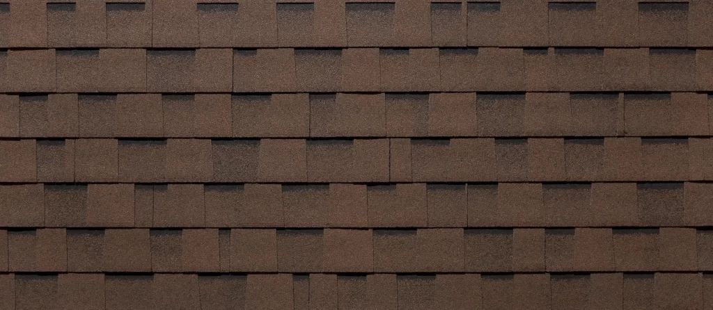 Un gros plan d'un toit recouvert de bardeaux.