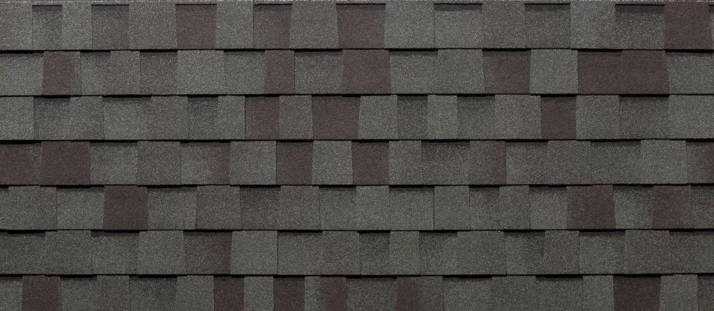 Un gros plan d'un toit recouvert de bardeaux.