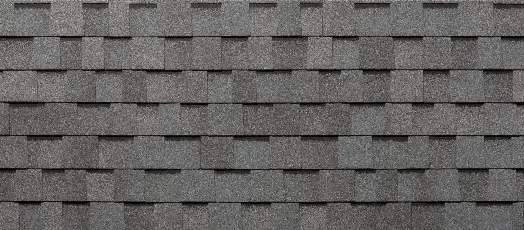 Un gros plan d'un toit recouvert de bardeaux.