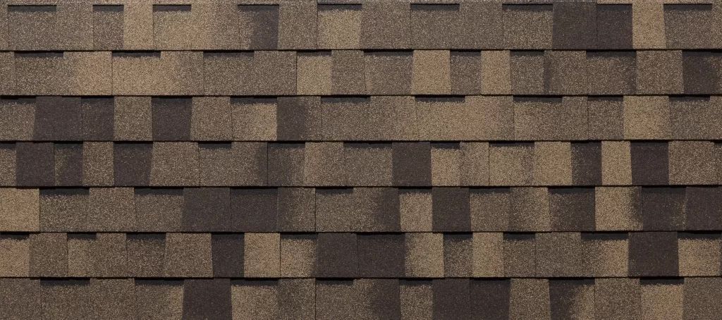 Un gros plan d'un toit recouvert de bardeaux.