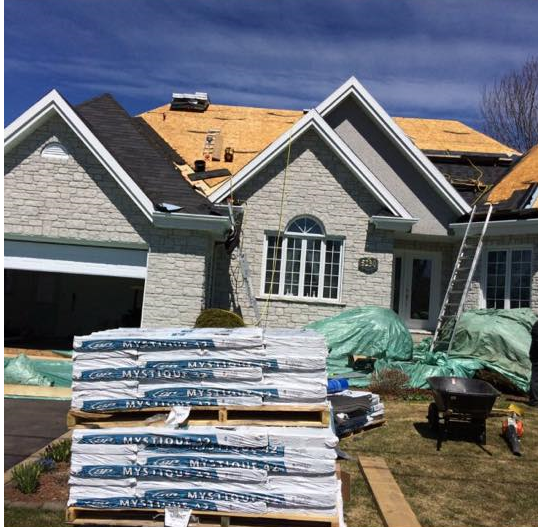 Une maison avec un toit en cours d'installation