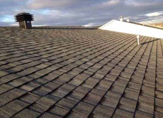 Un gros plan d'un toit avec une cheminée.