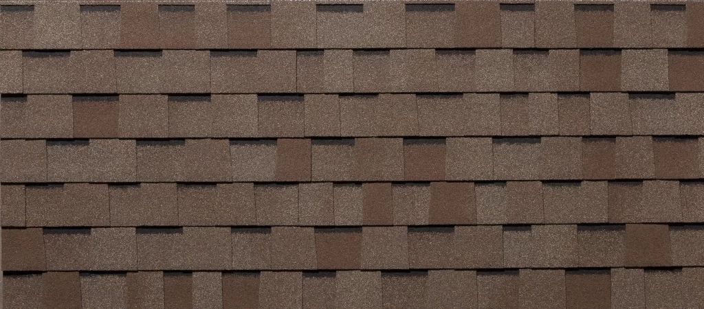 Un gros plan d'un toit recouvert de bardeaux.