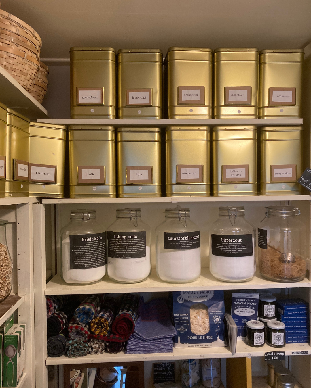 planken met blikken met koopwaar, biologische kruiden en specerijen