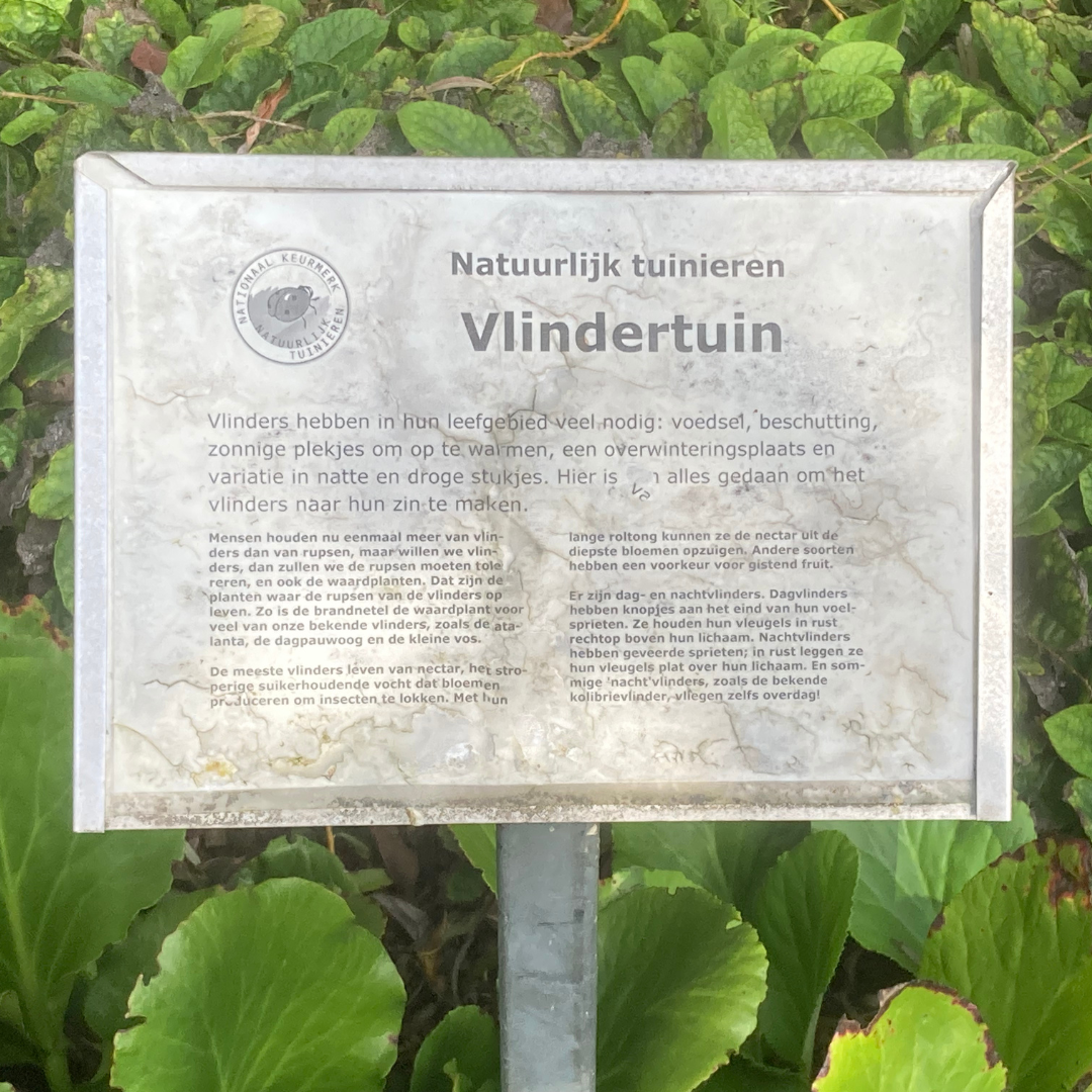 bordje met informatie over de vlindertuin