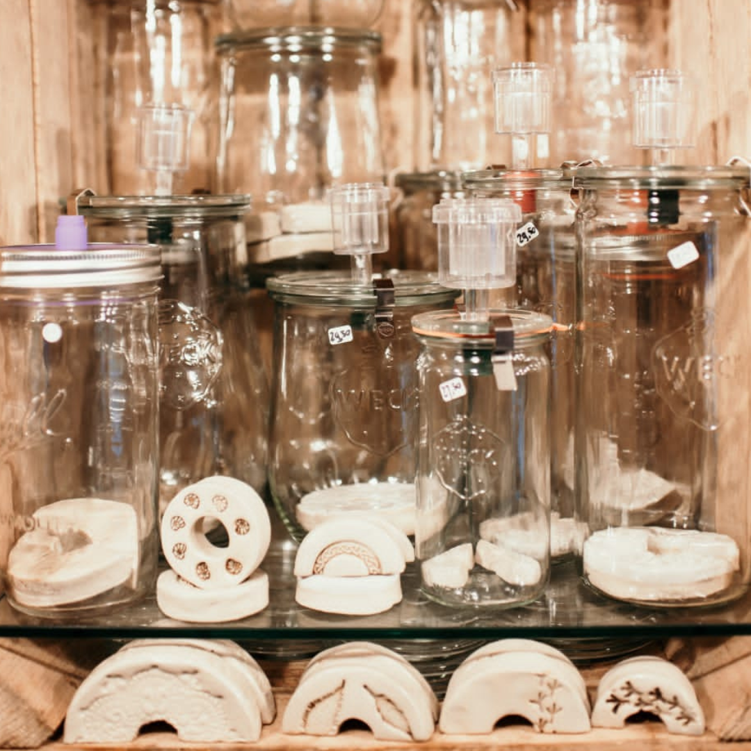 glanzend glazen potten voor fermentatie van groente en zuurkool met waterslot en fermentatiestenen van keramiek