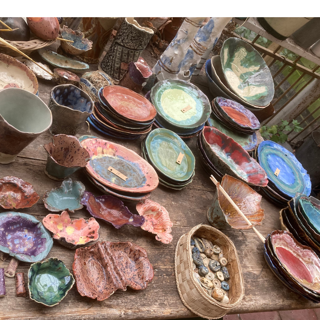 tafel met kleurig keramiek door Gabriella van der Linden. Borden, bekers, kommen en schalen in diverse maten