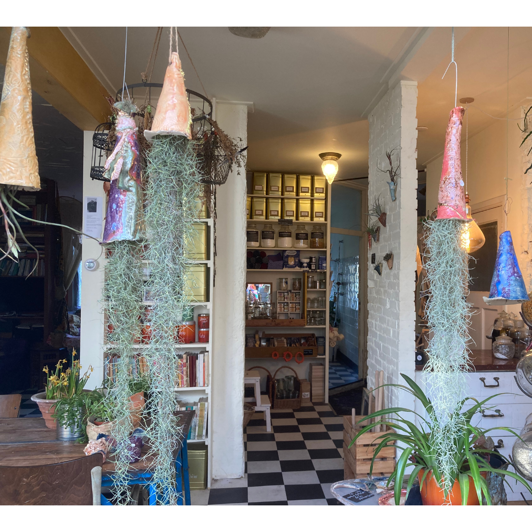 heksenhoedjes van kleurig keramiek door Gabriella van der Linden, als insectenwoning en luchtplanthouder.