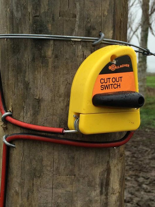 Electric fence cut out switch