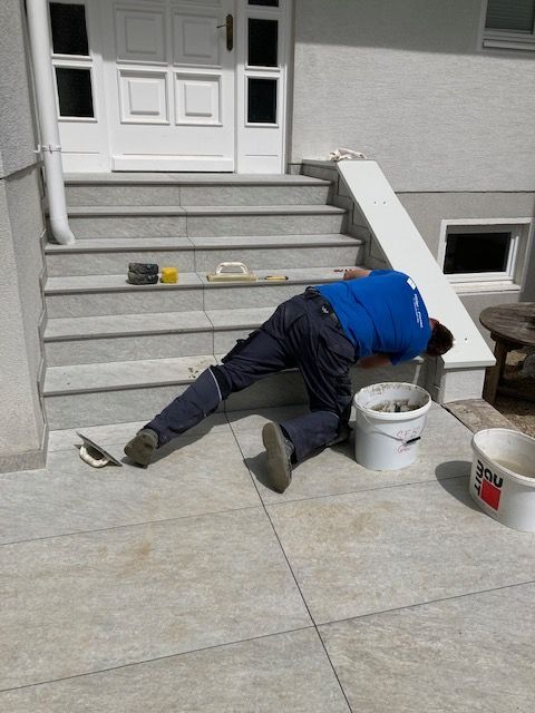 Fliesenleger bei der Arbeit