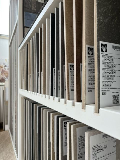 Ein Regal mit vielen Fliesen darauf