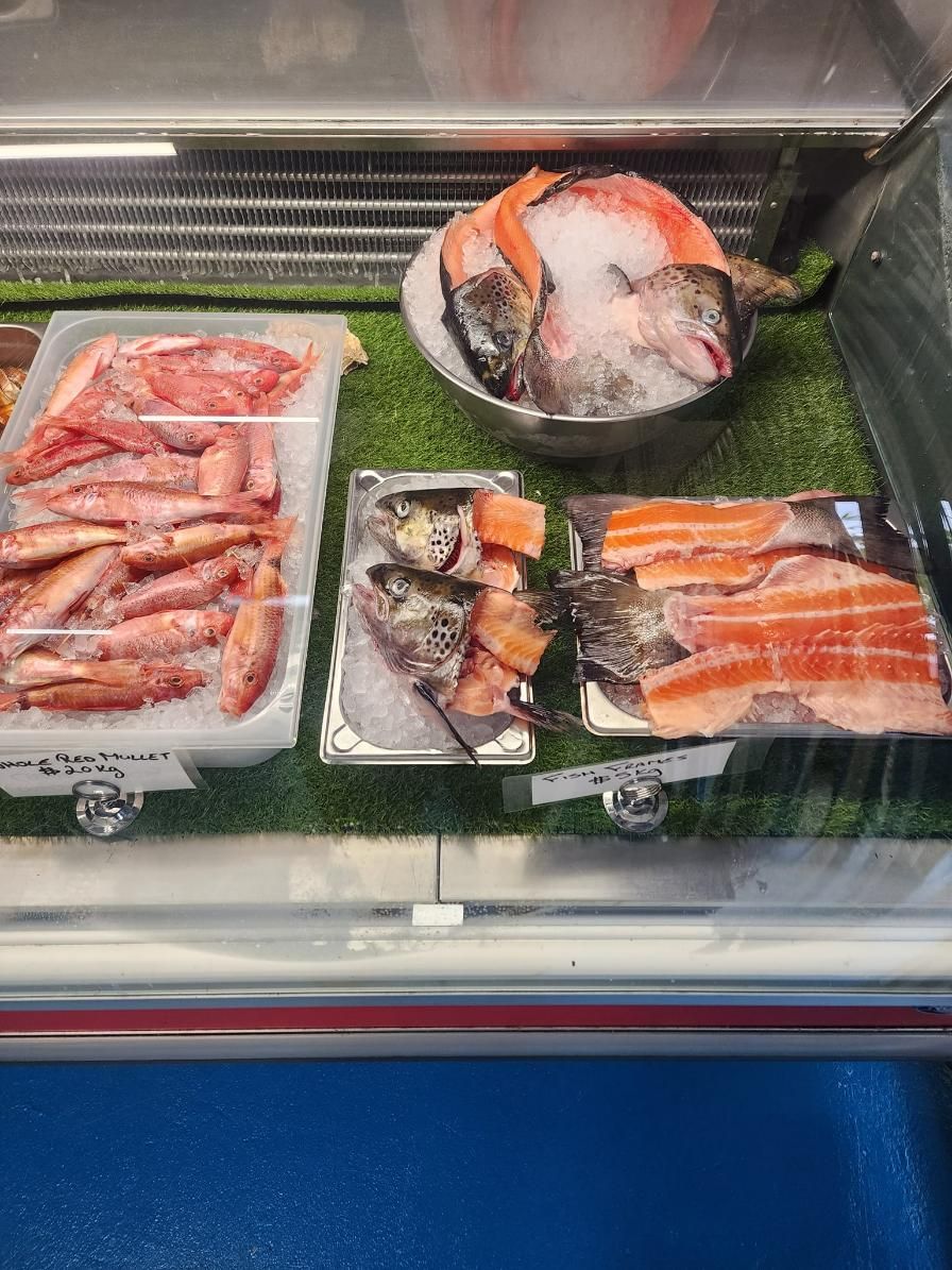 A Display Case Filled With Lots Of Different Types Of Fish — Swifty's Lismore Seafood Market In Lismore, NSW