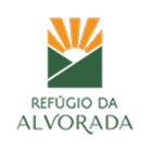Logotipo do Refúgio da Alvorada, apresentando uma paisagem verde com um raio de sol laranja e o nome abaixo.
