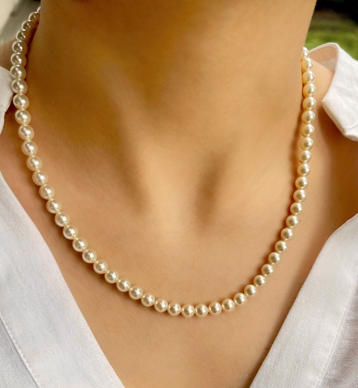 Un primer plano de un anillo de diamantes y una alianza de boda.