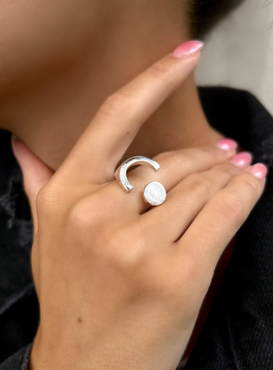 Un par de pendientes de aro dorados sobre una superficie negra.