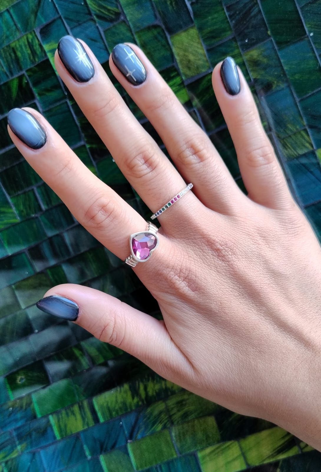 Una vitrina llena de anillos de boda de oro y plata.