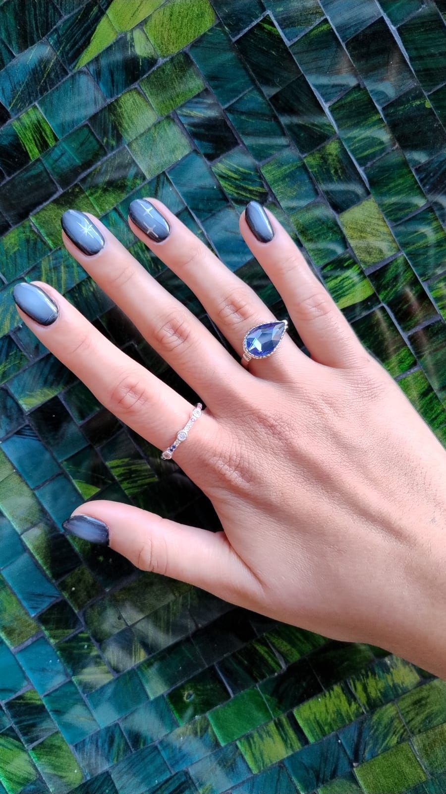 Dos anillos de boda están sobre una superficie agrietada.