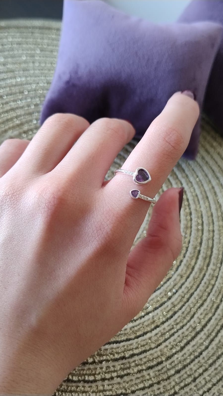 Una persona lleva un anillo en su mano izquierda.