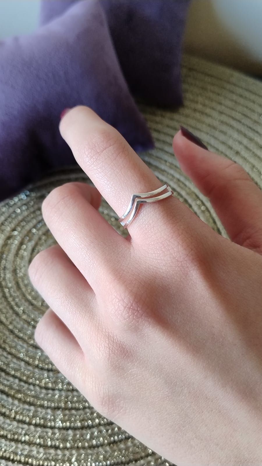 Una persona lleva un anillo de plata en su mano izquierda.