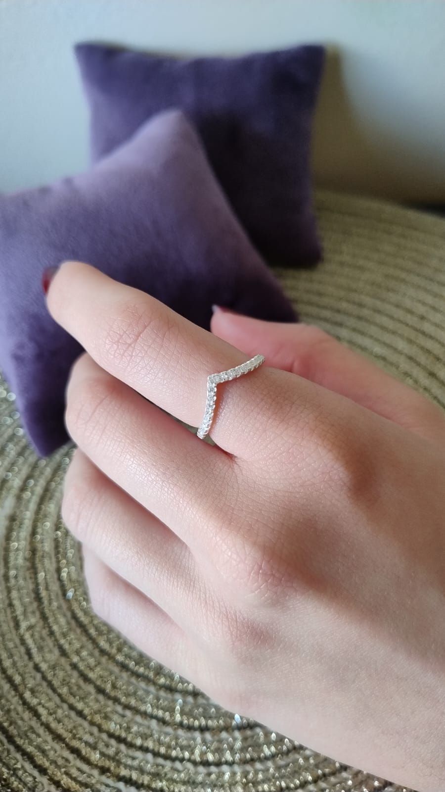 Una persona lleva un anillo en su dedo.