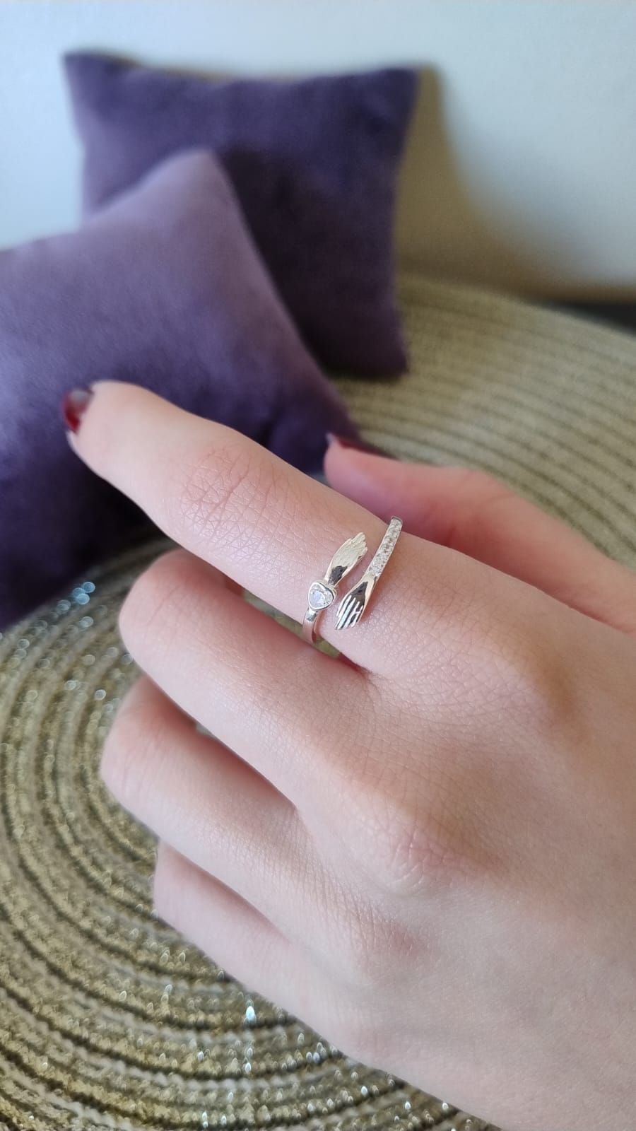 Una persona lleva un anillo de plata en su dedo.