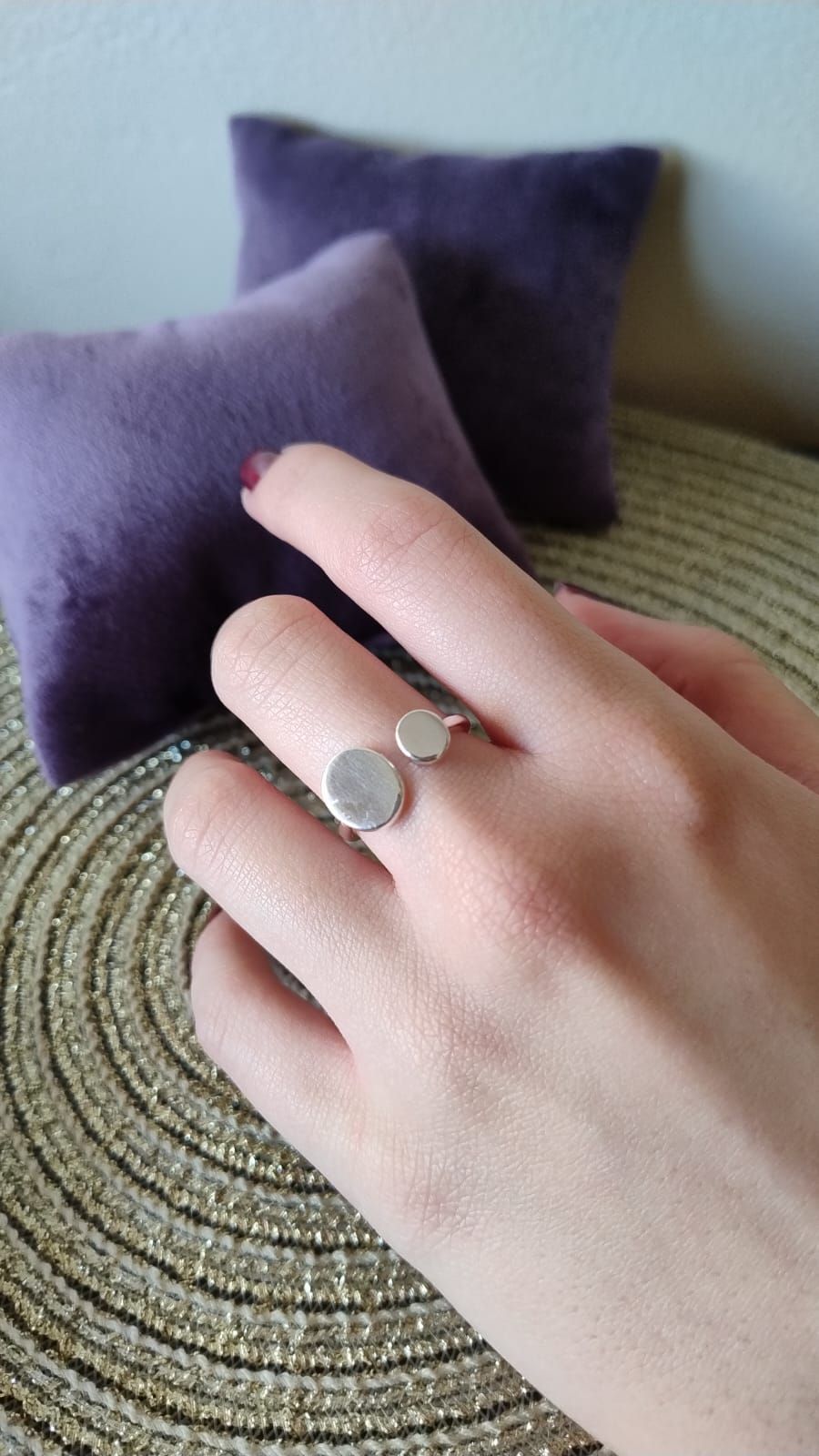 Una persona lleva un anillo de plata en su dedo.