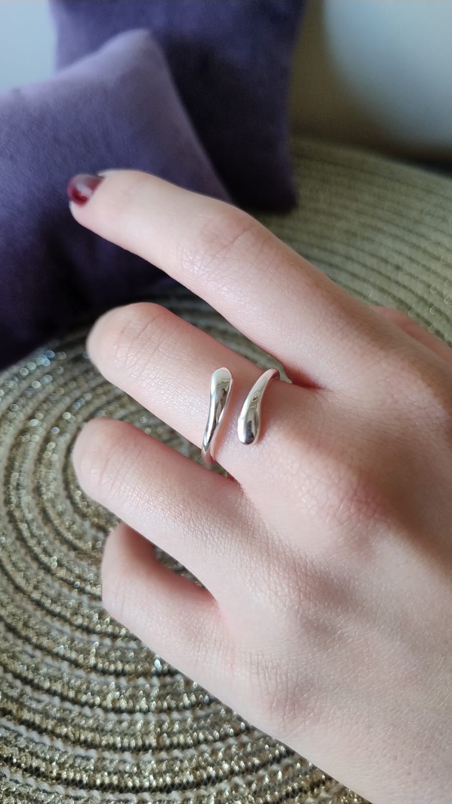 Una persona lleva un anillo de plata en su dedo.