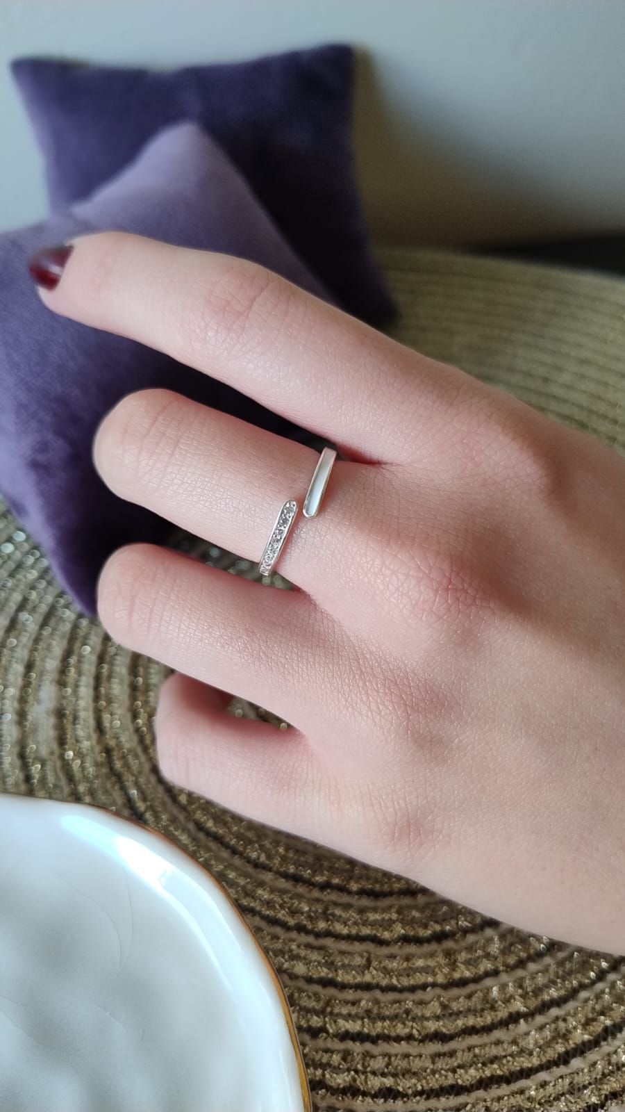 Un primer plano de la mano de una persona con un anillo en ella.